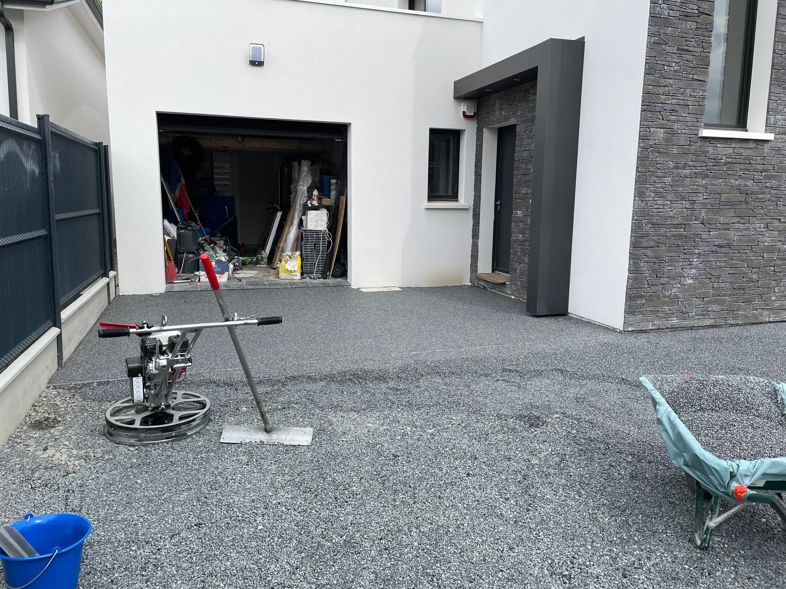 Allée carrossable en résine devant une maison contemporaine