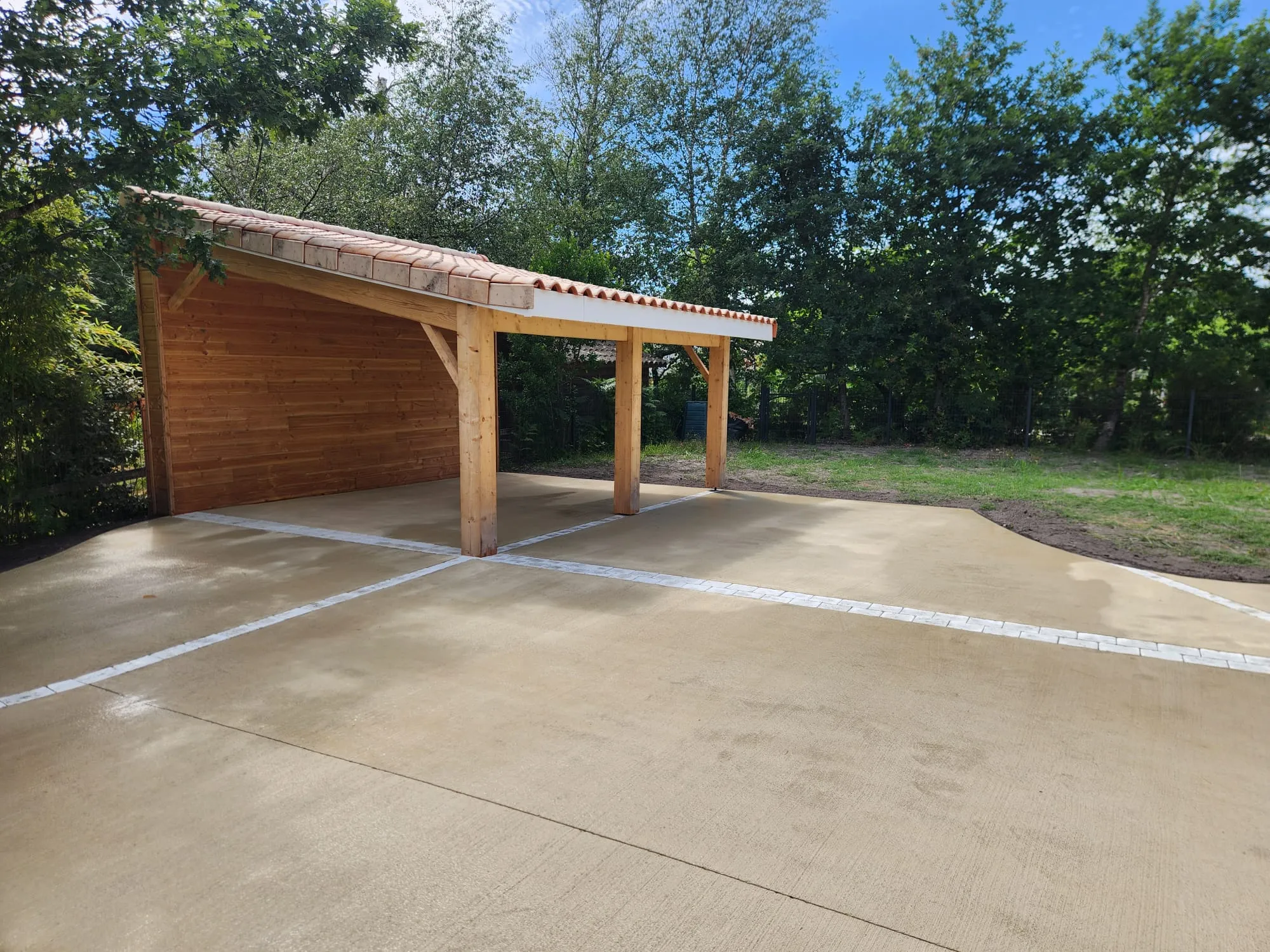 Carport en charpente bois avec dalle béton balayé ton pierre