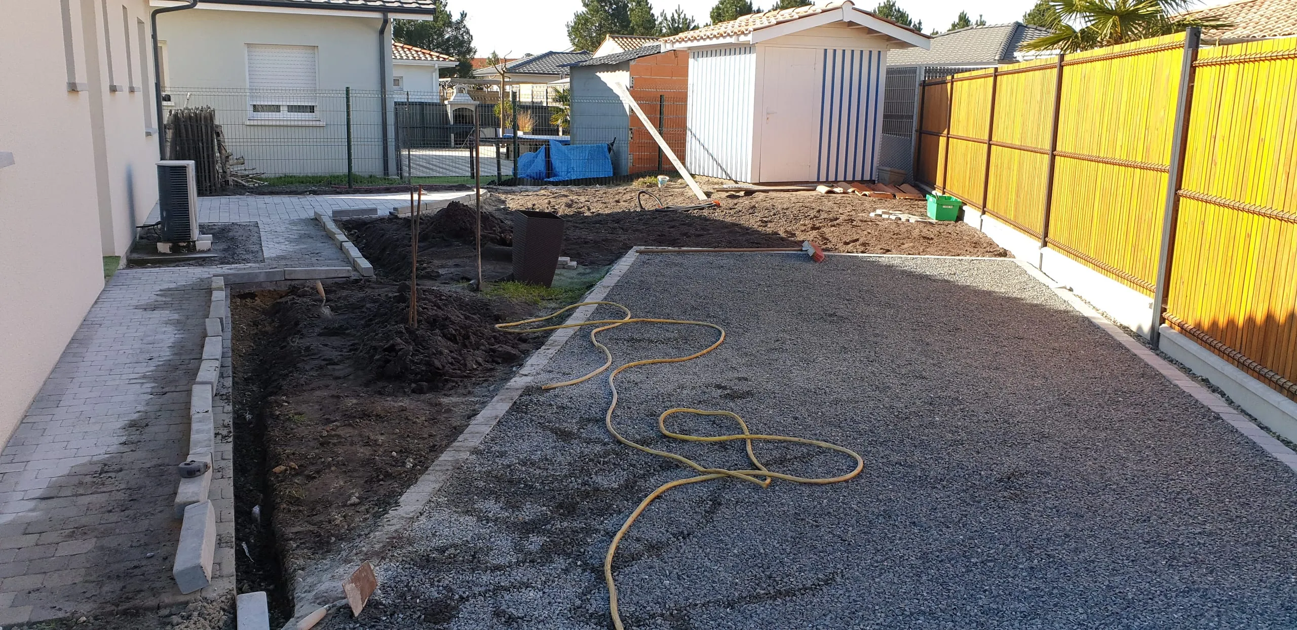 Chantier de terrassement en cours avec délimitation provisoire par bambous