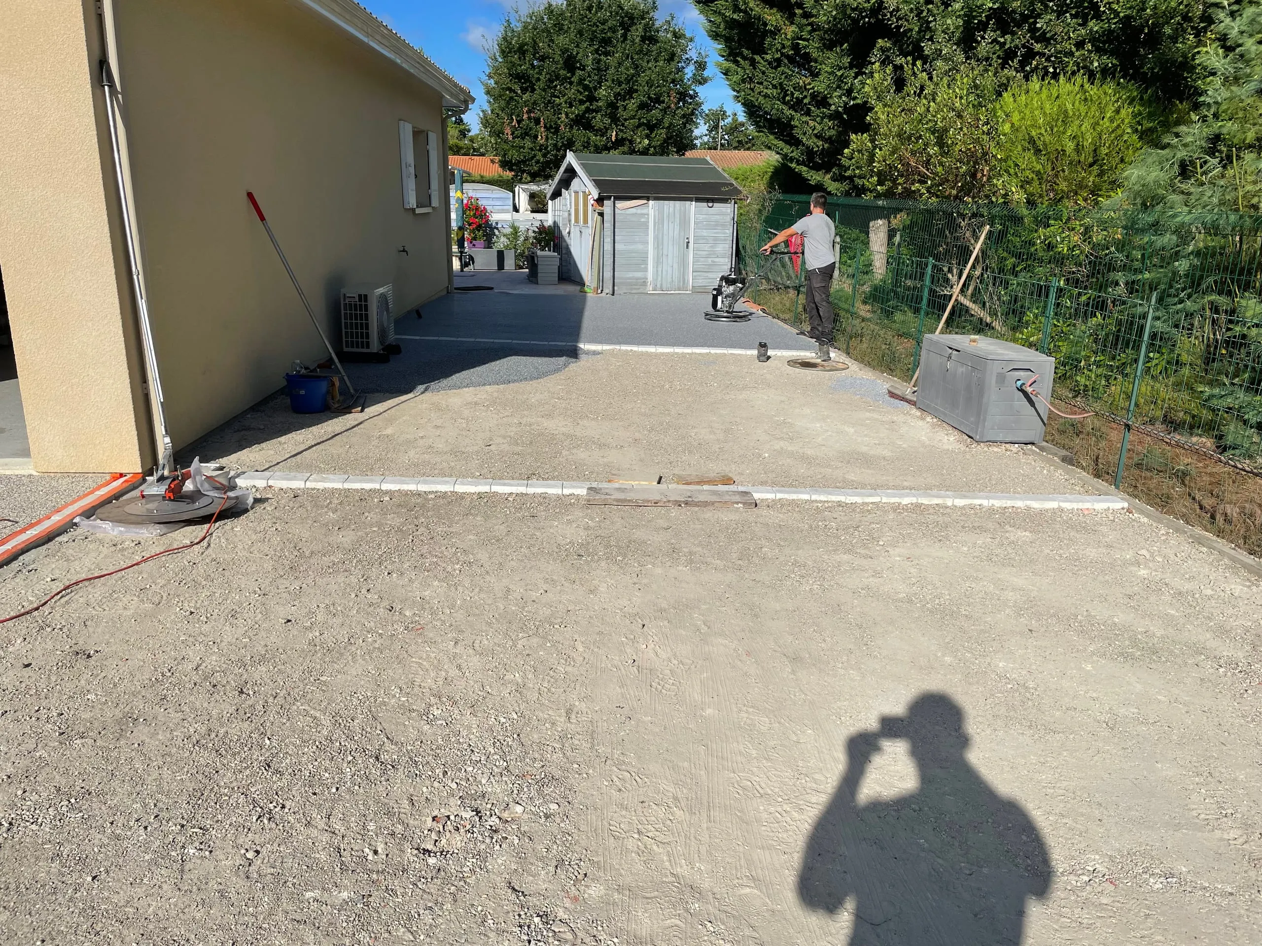 Préparation d'une allée résidentielle avec pose de bordures et surface stabilisée en cours