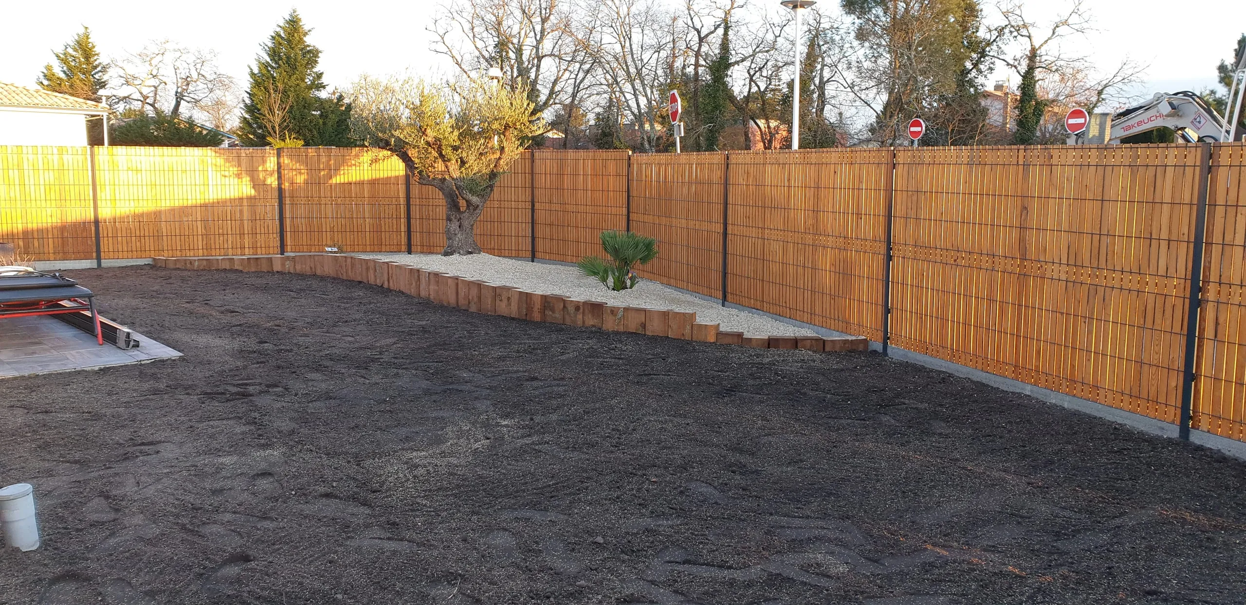 Massif de jardin aménagé avec bambous et graviers décoratifs
