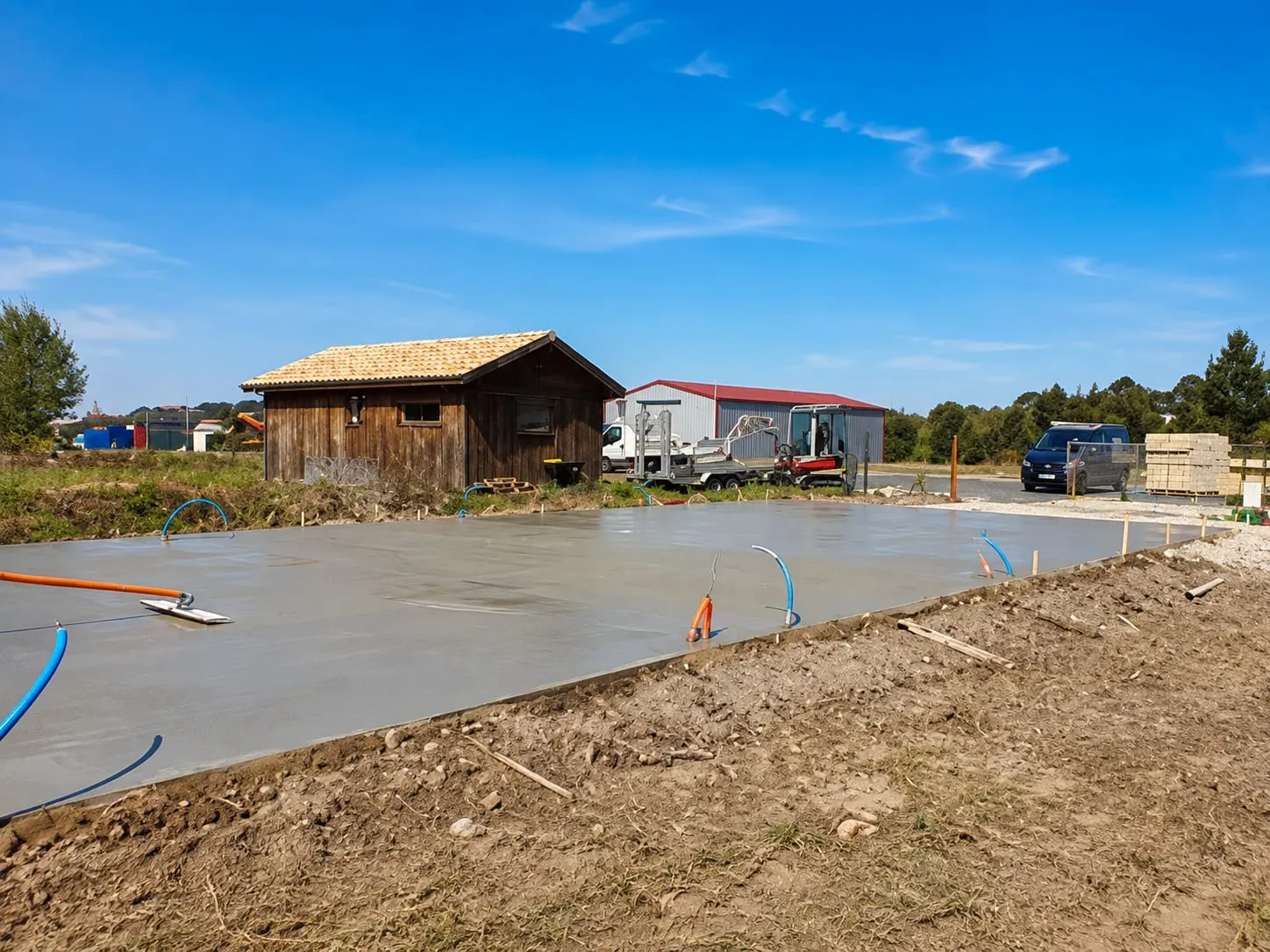 Plateforme en béton avec des gaines de réseaux visibles