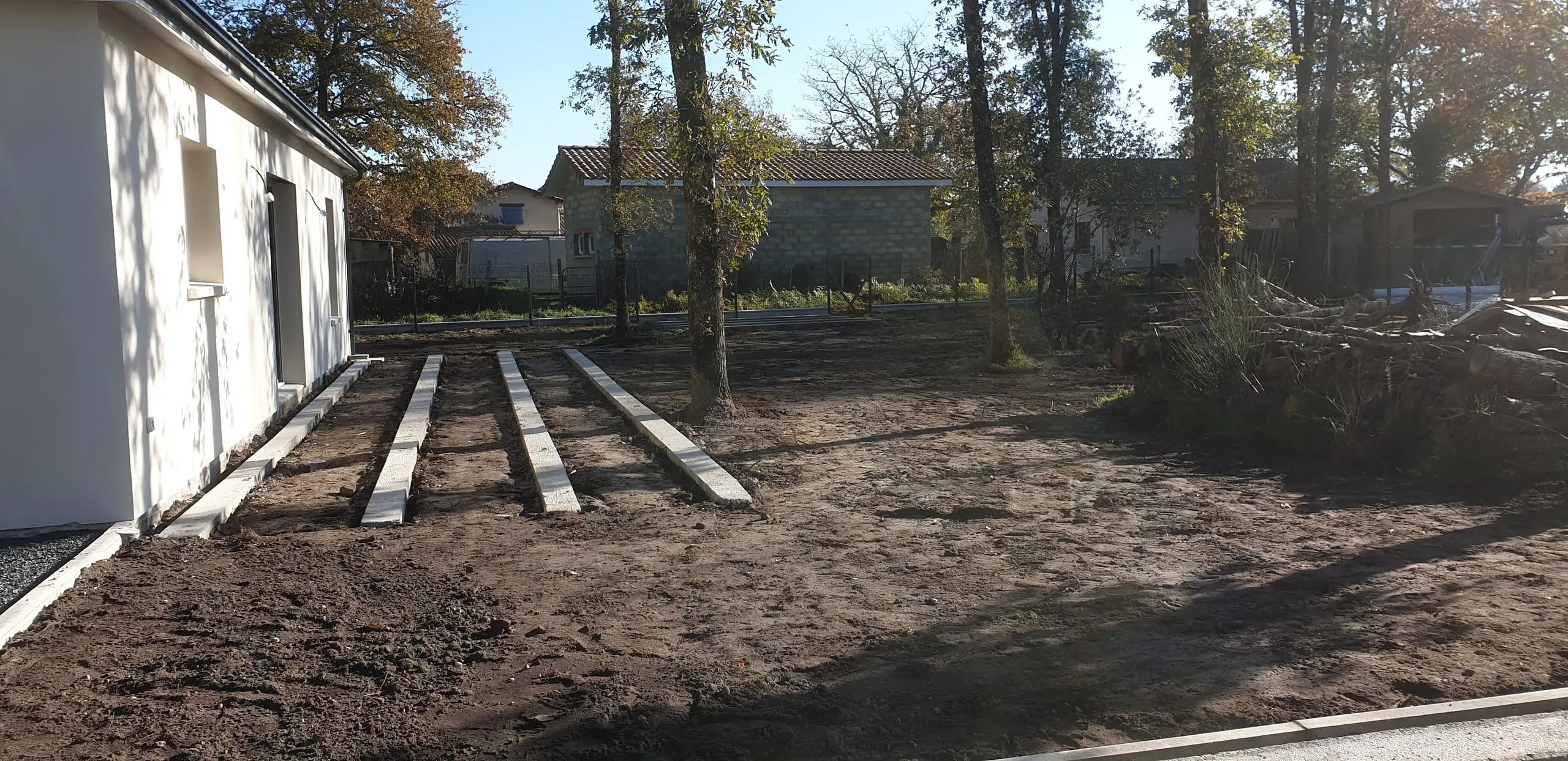 Préparation des longrines béton en bois avant pose d'une terrasse
