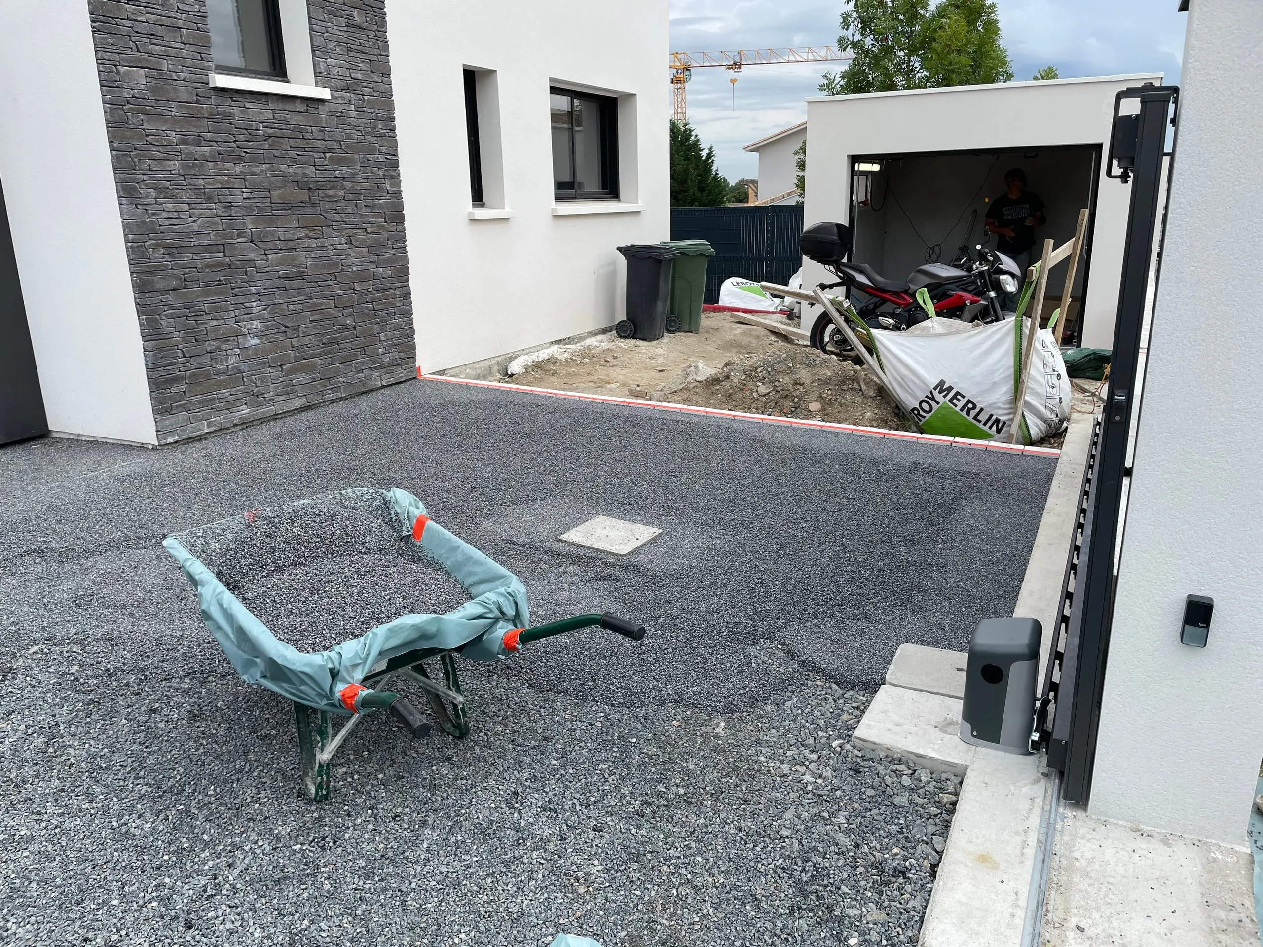 Cour en résine grise avec portail coulissant, résidence médocaine