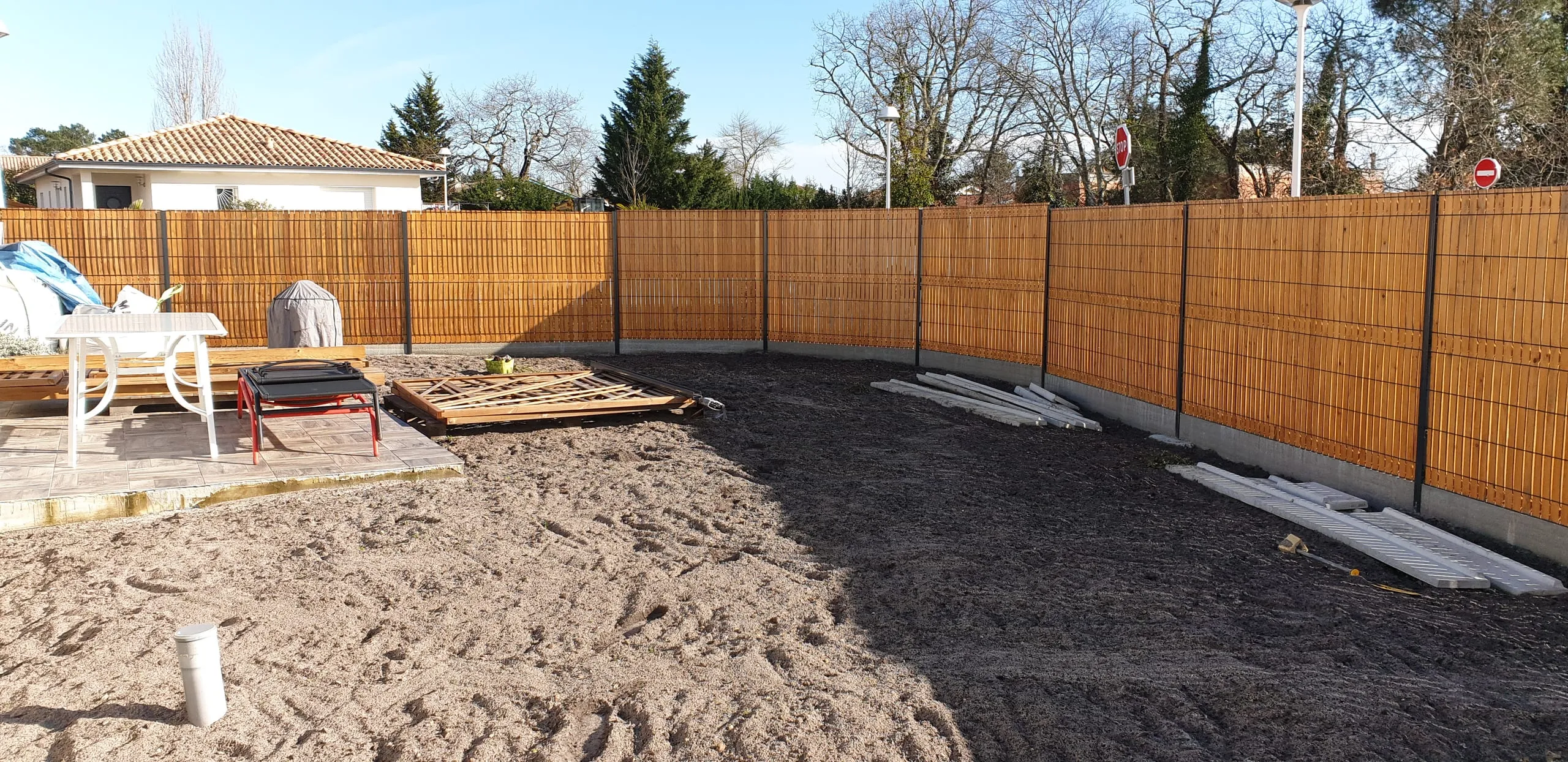 Chantier de terrassement avec excavation en zone végétalisée