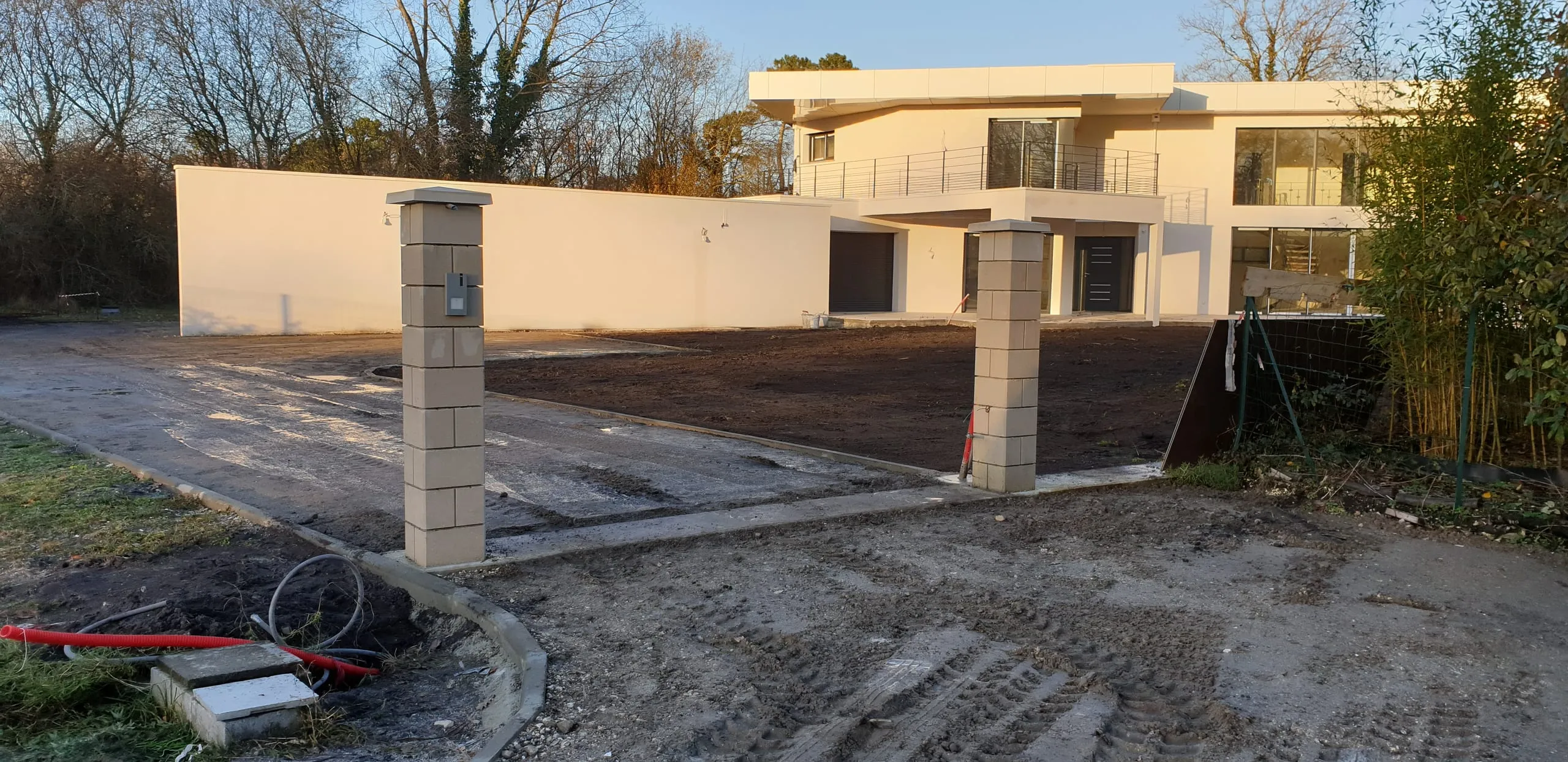Villa contemporaine avec terrassement du parking et piliers de portail